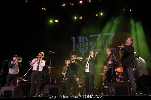 La Vella Dixieland. 45 anys (9º Alternatilla Jazz Festival 2025. Teatre Principal d'Inca. Mallorca. 2025-12-05) Por José Luis Luna Rocafort [INSTANTZZ AKA Galería fotográfica AKA Fotoblog de jazz, impro… y algo más] - Tomajazz - La Vella Dixieland. 45 anys actuó en el 9º Alternatilla Jazz Festival en el Teatre Principal d'Inca, Mallorca, el 5 de diciembre de 2025. José Luis Luna Rocafort lo retrata en INSTANTZZ. Actuaron Pep Gol, Pau Casares, Xavier Manau, Benoît Poinsot, Lluc Casares, Oriol Vallès, Pablo Martín, Gerard Nieto, Josemi Moraleda, Pinyu Martí