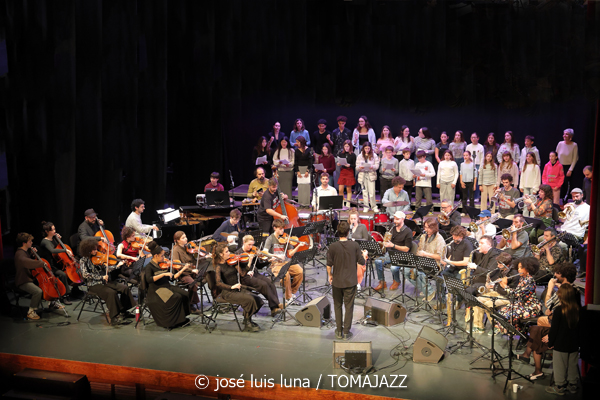 VooDoo Children Collective (9º Alternatilla Jazz Festival 2025. Auditori de Porreres. Mallorca. 2025-12-06) Por José Luis Luna Rocafort [INSTANTZZ AKA Galería fotográfica AKA Fotoblog de jazz, impro… y algo más] - Tomajazz - VooDoo Children Collective actuó en el 9º Alternatilla Jazz Festival 2025 en el Auditori de Porreres, Mallorca, el 6 de diciembre de 2025. José Luis Luna Rocafort lo retrata en INSTANTZZ. Actuaron Toni Vaquer, Diego Hervalejo, Camil Alcarazo, Joan Garcias, Ferran Martínez, Aina Tramullas, Antònia Santandreu, Carlos Cortés, Andreu Pitarch, Enric Fuster, Julian Sánchez, Maria Antònia Gili, Pep Garau, Víctor Carrascosa, Andreu Roig, Miguel Moisés, Miquel Gayà, Tomeu Garcias, Miquel Àngel Rigo, Miguel "Pintxo" Villar, Roque García, Tete Leal, Xavi Maldonado, Anggie Obin, Fernando Brox, Caterina Obrador, Ana Rodrigo, Joan Rotger, Roser Julià, Shanti Easton, Sinéad Cormican, Aina Mateu, Clementina Boeykens, Carmela Font, Macià Cerdà, Miquel Bennasar