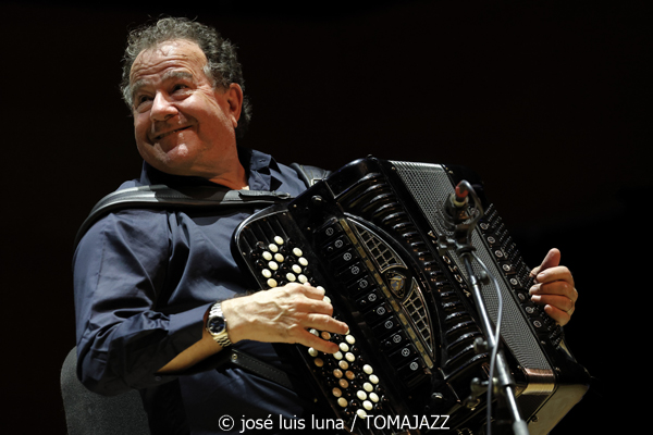 Richard Galliano "New Viaggio Trio" (9º Alternatilla Jazz Festival 2025. Conservatori Superior de Música de les Illes Balears. Palma. 2025-12-07) Por José Luis Luna Rocafort [INSTANTZZ AKA Galería fotográfica AKA Fotoblog de jazz, impro… y algo más] - Tomajazz - Richard Galliano "New Viaggio Trio" actuó en el 9º Alternatilla Jazz Festival, en CSM de les Illes Balears en Palma, el 7 de diciembre de 2025. José Luis Luna Rocafort lo retrata en INSTANTZZ. Actuaron Richard Galliano, Adrien Moignard, Philippe Aerts