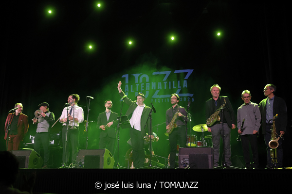 La Vella Dixieland. 45 anys (9º Alternatilla Jazz Festival 2025. Teatre Principal d'Inca. Mallorca. 2025-12-05) Por José Luis Luna Rocafort [INSTANTZZ AKA Galería fotográfica AKA Fotoblog de jazz, impro… y algo más] - Tomajazz - La Vella Dixieland. 45 anys actuó en el 9º Alternatilla Jazz Festival en el Teatre Principal d'Inca, Mallorca, el 5 de diciembre de 2025. José Luis Luna Rocafort lo retrata en INSTANTZZ. Actuaron Pep Gol, Pau Casares, Xavier Manau, Benoît Poinsot, Lluc Casares, Oriol Vallès, Pablo Martín, Gerard Nieto, Josemi Moraleda, Pinyu Martí