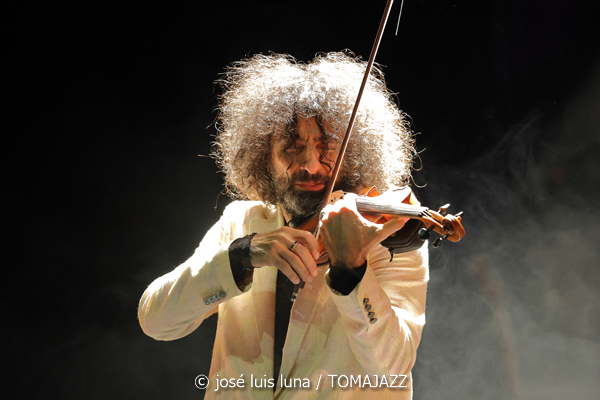 Ara Malikian (Trui Teatre. Palma de Mallorca. 2026-01-11) Por José Luis Luna Rocafort [INSTANTZZ AKA Galería fotográfica AKA Fotoblog de jazz, impro… y algo más] - Tomajazz - Ara Malikian actuó en Trui Teatre de Palma de Mallorca el 11 de enero de 2026. José Luis Luna Rocafort lo retrata en INSTANTZZ. Con Ara Malikian, Iván "Melón" Lewis, Dayan Abad García, Iván Ruiz Machado, Georvis ico Millán