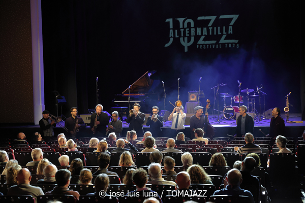 La Vella Dixieland. 45 anys (9º Alternatilla Jazz Festival 2025. Teatre Principal d'Inca. Mallorca. 2025-12-05) Por José Luis Luna Rocafort [INSTANTZZ AKA Galería fotográfica AKA Fotoblog de jazz, impro… y algo más] - Tomajazz - La Vella Dixieland. 45 anys actuó en el 9º Alternatilla Jazz Festival en el Teatre Principal d'Inca, Mallorca, el 5 de diciembre de 2025. José Luis Luna Rocafort lo retrata en INSTANTZZ. Actuaron Pep Gol, Pau Casares, Xavier Manau, Benoît Poinsot, Lluc Casares, Oriol Vallès, Pablo Martín, Gerard Nieto, Josemi Moraleda, Pinyu Martí
