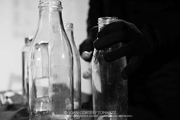 Josep-Maria Balanyà “Altres Intrusions” (Bcn ImproFest / Arts Santa Mònica -Sala Bar-, 2025-12-10 / Barcelona) Por Joan Cortès [INSTANTZZ AKA Galería fotográfica AKA Fotoblog de jazz, impro… y algo más] - Tomajazz - Josep-Maria Balanyà “Altres Intrusions” (Bcn ImproFest / Arts Santa Mònica -Sala Bar-, 2025-12-10 / Barcelona) Por Joan Cortès [INSTANTZZ