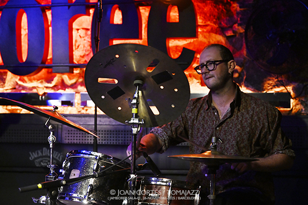 Manon Mullener Trio (Jamboree, 2025-11-26 / Barcelona) Por Joan Cortès [INSTANTZZ AKA Galería fotográfica AKA Fotoblog de jazz, impro… y algo más] - Tomajazz - Manon Mullener Trio actuó en Jamboree, Barcelona, el 26 de noviembre de 2025. Joan Cortès lo retrata en INSTANTZZ. Actuaron Manon Mullener, Rodrigo Aravena, Lucien Mullener, batería Yuri Hernández 