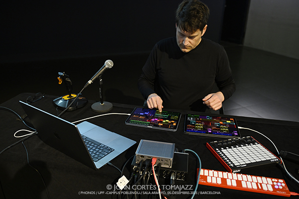 Sam Pluta & Agustí Fernández (Phonos / UPF-Sala Aranyó, 2025-12-05 / Barcelona) Por Joan Cortès [INSTANTZZ AKA Galería fotográfica AKA Fotoblog de jazz, impro… y algo más] - Tomajazz - Sam Pluta & Agustí Fernández acuaron en Phonos, UPF-Sala Aranyó de Barcelona, el 5 de diciembre de 2025. Joan Cortès lo retrata en INSTANTZZ