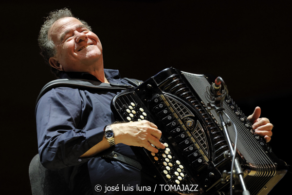 Richard Galliano "New Viaggio Trio" (9º Alternatilla Jazz Festival 2025. Conservatori Superior de Música de les Illes Balears. Palma. 2025-12-07) Por José Luis Luna Rocafort [INSTANTZZ AKA Galería fotográfica AKA Fotoblog de jazz, impro… y algo más] - Tomajazz - Richard Galliano "New Viaggio Trio" actuó en el 9º Alternatilla Jazz Festival, en CSM de les Illes Balears en Palma, el 7 de diciembre de 2025. José Luis Luna Rocafort lo retrata en INSTANTZZ. Actuaron Richard Galliano, Adrien Moignard, Philippe Aerts
