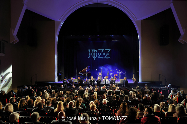 La Vella Dixieland. 45 anys (9º Alternatilla Jazz Festival 2025. Teatre Principal d'Inca. Mallorca. 2025-12-05) Por José Luis Luna Rocafort [INSTANTZZ AKA Galería fotográfica AKA Fotoblog de jazz, impro… y algo más] - Tomajazz - La Vella Dixieland. 45 anys actuó en el 9º Alternatilla Jazz Festival en el Teatre Principal d'Inca, Mallorca, el 5 de diciembre de 2025. José Luis Luna Rocafort lo retrata en INSTANTZZ. Actuaron Pep Gol, Pau Casares, Xavier Manau, Benoît Poinsot, Lluc Casares, Oriol Vallès, Pablo Martín, Gerard Nieto, Josemi Moraleda, Pinyu Martí