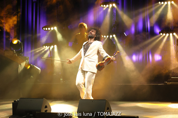Ara Malikian (Trui Teatre. Palma de Mallorca. 2026-01-11) Por José Luis Luna Rocafort [INSTANTZZ AKA Galería fotográfica AKA Fotoblog de jazz, impro… y algo más] - Tomajazz - Ara Malikian actuó en Trui Teatre de Palma de Mallorca el 11 de enero de 2026. José Luis Luna Rocafort lo retrata en INSTANTZZ. Con Ara Malikian, Iván "Melón" Lewis, Dayan Abad García, Iván Ruiz Machado, Georvis ico Millán