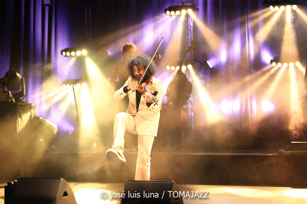 Ara Malikian (Trui Teatre. Palma de Mallorca. 2026-01-11) Por José Luis Luna Rocafort [INSTANTZZ AKA Galería fotográfica AKA Fotoblog de jazz, impro… y algo más] - Tomajazz - Ara Malikian actuó en Trui Teatre de Palma de Mallorca el 11 de enero de 2026. José Luis Luna Rocafort lo retrata en INSTANTZZ. Con Ara Malikian, Iván "Melón" Lewis, Dayan Abad García, Iván Ruiz Machado, Georvis ico Millán