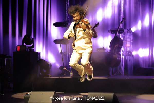 Ara Malikian (Trui Teatre. Palma de Mallorca. 2026-01-11) Por José Luis Luna Rocafort [INSTANTZZ AKA Galería fotográfica AKA Fotoblog de jazz, impro… y algo más] - Tomajazz - Ara Malikian actuó en Trui Teatre de Palma de Mallorca el 11 de enero de 2026. José Luis Luna Rocafort lo retrata en INSTANTZZ. Con Ara Malikian, Iván "Melón" Lewis, Dayan Abad García, Iván Ruiz Machado, Georvis ico Millán