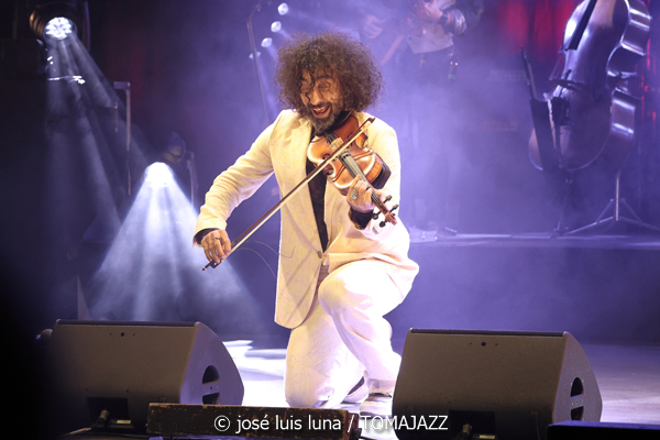 Ara Malikian (Trui Teatre. Palma de Mallorca. 2026-01-11) Por José Luis Luna Rocafort [INSTANTZZ AKA Galería fotográfica AKA Fotoblog de jazz, impro… y algo más] - Tomajazz - Ara Malikian actuó en Trui Teatre de Palma de Mallorca el 11 de enero de 2026. José Luis Luna Rocafort lo retrata en INSTANTZZ. Con Ara Malikian, Iván "Melón" Lewis, Dayan Abad García, Iván Ruiz Machado, Georvis ico Millán
