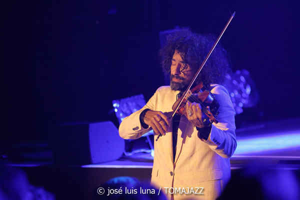 Ara Malikian (Trui Teatre. Palma de Mallorca. 2026-01-11) Por José Luis Luna Rocafort [INSTANTZZ AKA Galería fotográfica AKA Fotoblog de jazz, impro… y algo más] - Tomajazz - Ara Malikian actuó en Trui Teatre de Palma de Mallorca el 11 de enero de 2026. José Luis Luna Rocafort lo retrata en INSTANTZZ. Con Ara Malikian, Iván "Melón" Lewis, Dayan Abad García, Iván Ruiz Machado, Georvis ico Millán