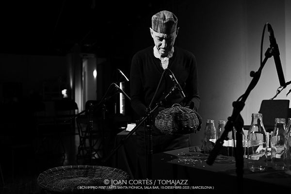 Josep-Maria Balanyà “Altres Intrusions” (Bcn ImproFest / Arts Santa Mònica -Sala Bar-, 2025-12-10 / Barcelona) Por Joan Cortès [INSTANTZZ AKA Galería fotográfica AKA Fotoblog de jazz, impro… y algo más] - Tomajazz - Josep-Maria Balanyà “Altres Intrusions” (Bcn ImproFest / Arts Santa Mònica -Sala Bar-, 2025-12-10 / Barcelona) Por Joan Cortès [INSTANTZZ