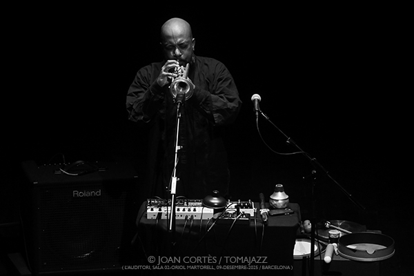 Ben LaMar Gay, Sam Pluta & Pascal Niggenkemper (L’Auditori S2•OM, 2025-12-09 / Barcelona) Por Joan Cortès [INSTANTZZ AKA Galería fotográfica AKA Fotoblog de jazz, impro… y algo más] - Tomajazz - Ben LaMar Gay, Sam Pluta, Pascal Niggenkemper actuaron en L’Auditori de Barcelona, el 9 de diciembre de 2025. Joan Cortès lo retrata en INSTANTZZ