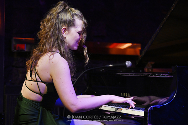 Manon Mullener Trio (Jamboree, 2025-11-26 / Barcelona) Por Joan Cortès [INSTANTZZ AKA Galería fotográfica AKA Fotoblog de jazz, impro… y algo más] - Tomajazz - Manon Mullener Trio actuó en Jamboree, Barcelona, el 26 de noviembre de 2025. Joan Cortès lo retrata en INSTANTZZ. Actuaron Manon Mullener, Rodrigo Aravena, Lucien Mullener, batería Yuri Hernández 
