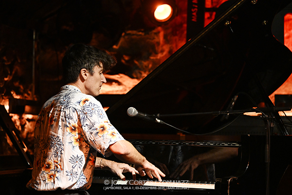 Marcin Masecki “Boleros y más” (Jamboree, 2025-12-03 / Barcelona) Por Joan Cortès [INSTANTZZ AKA Galería fotográfica AKA Fotoblog de jazz, impro… y algo más] - Tomajazz - Marcin Masecki “Boleros y más” actuó en Jamboree, el 3 de diciembre de 2025. Joan Cortès lo retrata en INSTANTZZ