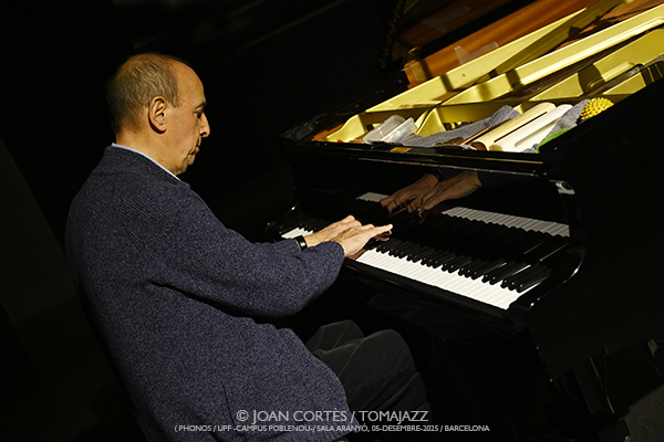 Sam Pluta & Agustí Fernández (Phonos / UPF-Sala Aranyó, 2025-12-05 / Barcelona) Por Joan Cortès [INSTANTZZ AKA Galería fotográfica AKA Fotoblog de jazz, impro… y algo más] - Tomajazz - Sam Pluta & Agustí Fernández acuaron en Phonos, UPF-Sala Aranyó de Barcelona, el 5 de diciembre de 2025. Joan Cortès lo retrata en INSTANTZZ