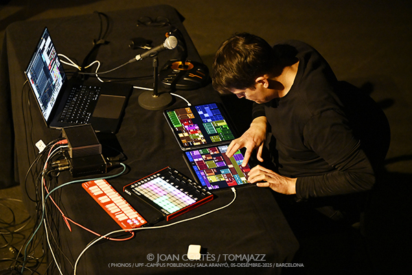 Sam Pluta & Agustí Fernández (Phonos / UPF-Sala Aranyó, 2025-12-05 / Barcelona) Por Joan Cortès [INSTANTZZ AKA Galería fotográfica AKA Fotoblog de jazz, impro… y algo más] - Tomajazz - Sam Pluta & Agustí Fernández acuaron en Phonos, UPF-Sala Aranyó de Barcelona, el 5 de diciembre de 2025. Joan Cortès lo retrata en INSTANTZZ