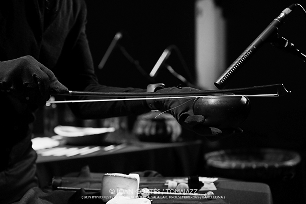 Josep-Maria Balanyà “Altres Intrusions” (Bcn ImproFest / Arts Santa Mònica -Sala Bar-, 2025-12-10 / Barcelona) Por Joan Cortès [INSTANTZZ AKA Galería fotográfica AKA Fotoblog de jazz, impro… y algo más] - Tomajazz - Josep-Maria Balanyà “Altres Intrusions” (Bcn ImproFest / Arts Santa Mònica -Sala Bar-, 2025-12-10 / Barcelona) Por Joan Cortès [INSTANTZZ