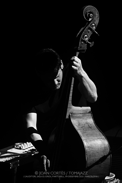 Ben LaMar Gay, Sam Pluta & Pascal Niggenkemper (L’Auditori S2•OM, 2025-12-09 / Barcelona) Por Joan Cortès [INSTANTZZ AKA Galería fotográfica AKA Fotoblog de jazz, impro… y algo más] - Tomajazz - Ben LaMar Gay, Sam Pluta, Pascal Niggenkemper actuaron en L’Auditori de Barcelona, el 9 de diciembre de 2025. Joan Cortès lo retrata en INSTANTZZ