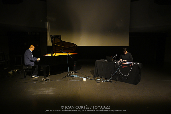 Sam Pluta & Agustí Fernández (Phonos / UPF-Sala Aranyó, 2025-12-05 / Barcelona) Por Joan Cortès [INSTANTZZ AKA Galería fotográfica AKA Fotoblog de jazz, impro… y algo más] - Tomajazz - Sam Pluta & Agustí Fernández acuaron en Phonos, UPF-Sala Aranyó de Barcelona, el 5 de diciembre de 2025. Joan Cortès lo retrata en INSTANTZZ