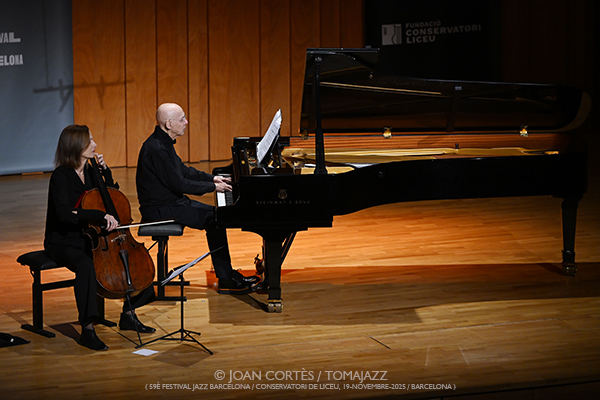 Anja Lechner & François Couturier (59è Festival de Jazz de Barcelona / Conservatori del Liceu, 2025-11-19 / Barcelona) [05] Por Joan Cortès [INSTANTZZ AKA Galería fotográfica AKA Fotoblog de jazz, impro… y algo más] - Tomajazz - Anja Lechner & François Couturier participaron en el 57è Festival de Jazz de Barcelona en el Conservatori del Liceu, el 19 de noviembre de 2025. Joan Cortès lo relata y retrata