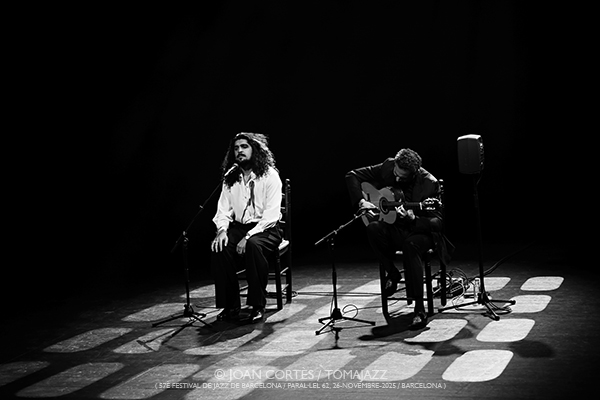 Israel Fernández & Diego del Morao (57è Festival de Jazz de Barcelona / Paral•lel 62, 2025-11-26 / Barcelona) [07] Por Joan Cortès [Flamencuras AKA INSTANTZZ AKA Galería fotográfica AKA Fotoblog de jazz, impro… y algo más] - Tomajazz - Israel Fernández & Diego del Morao actuaron en el 57è Festival de Jazz de Barcelona en Paral•lel 62, el 26 de noviembre de 2025. Joan Cortès lo retrata en las Flamencuras de INSTANTZZ