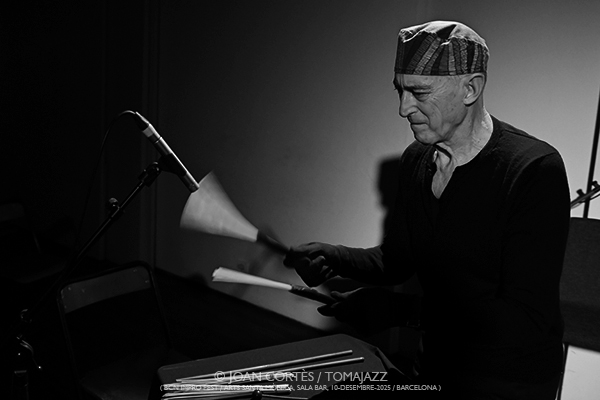 Josep-Maria Balanyà “Altres Intrusions” (Bcn ImproFest / Arts Santa Mònica -Sala Bar-, 2025-12-10 / Barcelona) Por Joan Cortès [INSTANTZZ AKA Galería fotográfica AKA Fotoblog de jazz, impro… y algo más] - Tomajazz - Josep-Maria Balanyà “Altres Intrusions” (Bcn ImproFest / Arts Santa Mònica -Sala Bar-, 2025-12-10 / Barcelona) Por Joan Cortès [INSTANTZZ