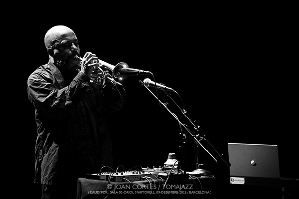 Ben LaMar Gay, Sam Pluta & Pascal Niggenkemper (L’Auditori S2•OM, 2025-12-09 / Barcelona) Por Joan Cortès [INSTANTZZ AKA Galería fotográfica AKA Fotoblog de jazz, impro… y algo más] - Tomajazz - Ben LaMar Gay, Sam Pluta, Pascal Niggenkemper actuaron en L’Auditori de Barcelona, el 9 de diciembre de 2025. Joan Cortès lo retrata en INSTANTZZ