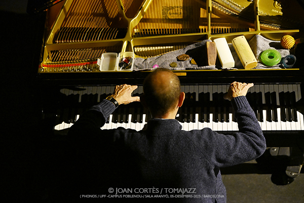 Sam Pluta & Agustí Fernández (Phonos / UPF-Sala Aranyó, 2025-12-05 / Barcelona) Por Joan Cortès [INSTANTZZ AKA Galería fotográfica AKA Fotoblog de jazz, impro… y algo más] - Tomajazz - Sam Pluta & Agustí Fernández acuaron en Phonos, UPF-Sala Aranyó de Barcelona, el 5 de diciembre de 2025. Joan Cortès lo retrata en INSTANTZZ