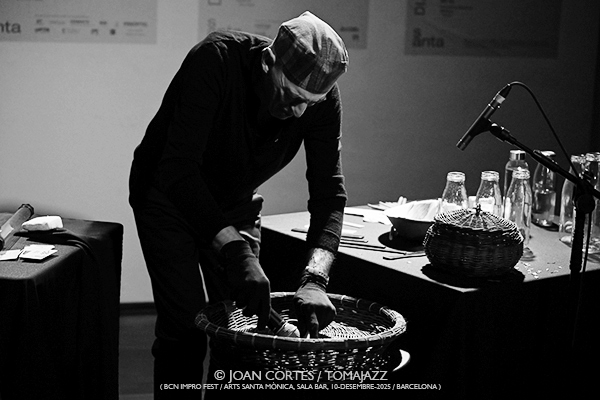 Josep-Maria Balanyà “Altres Intrusions” (Bcn ImproFest / Arts Santa Mònica -Sala Bar-, 2025-12-10 / Barcelona) Por Joan Cortès [INSTANTZZ AKA Galería fotográfica AKA Fotoblog de jazz, impro… y algo más] - Tomajazz - Josep-Maria Balanyà “Altres Intrusions” (Bcn ImproFest / Arts Santa Mònica -Sala Bar-, 2025-12-10 / Barcelona) Por Joan Cortès [INSTANTZZ