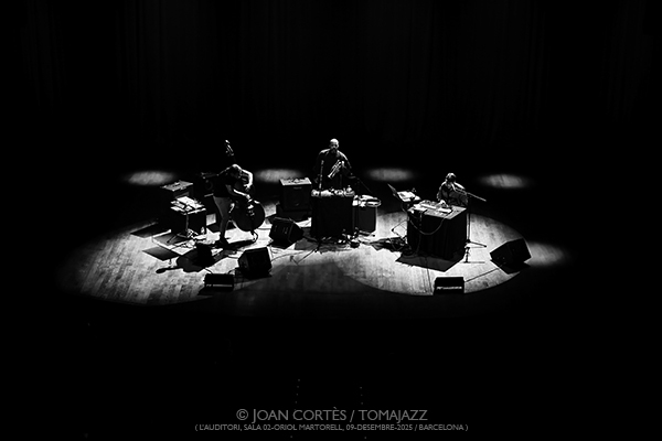 Ben LaMar Gay, Sam Pluta & Pascal Niggenkemper (L’Auditori S2•OM, 2025-12-09 / Barcelona) Por Joan Cortès [INSTANTZZ AKA Galería fotográfica AKA Fotoblog de jazz, impro… y algo más] - Tomajazz - Ben LaMar Gay, Sam Pluta, Pascal Niggenkemper actuaron en L’Auditori de Barcelona, el 9 de diciembre de 2025. Joan Cortès lo retrata en INSTANTZZ