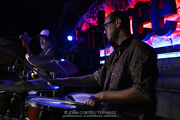 Manon Mullener Trio (Jamboree, 2025-11-26 / Barcelona) Por Joan Cortès [INSTANTZZ AKA Galería fotográfica AKA Fotoblog de jazz, impro… y algo más] - Tomajazz - Manon Mullener Trio actuó en Jamboree, Barcelona, el 26 de noviembre de 2025. Joan Cortès lo retrata en INSTANTZZ. Actuaron Manon Mullener, Rodrigo Aravena, Lucien Mullener, Yuri Hernández 