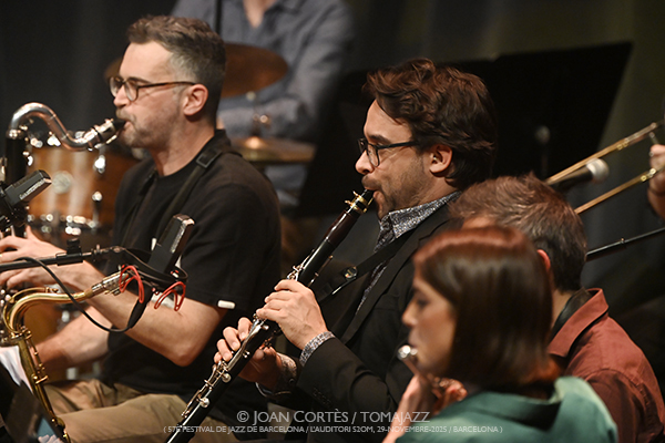 Barcelona Art Orchestra -BAO- & Miguel Zenón “Expressions” (57è Festival de Jazz de Barcelona / L’Auditori -S2OM-, 2025-11-29 / Barcelona) [09] Por Joan Cortès [INSTANTZZ AKA Galería fotográfica AKA Fotoblog de jazz, impro… y algo más] - Tomajazz - Barcelona Art Orchestra -BAO- & Miguel Zenón “Expressions” actuaron en el 57è Festival de Jazz de Barcelona 2026 en L’Auditori, el 29 de noviembre de 2025. Joan Cortès lo retrata en INSTANTZZ