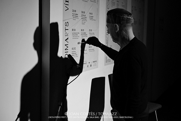 Josep-Maria Balanyà “Altres Intrusions” (Bcn ImproFest / Arts Santa Mònica -Sala Bar-, 2025-12-10 / Barcelona) Por Joan Cortès [INSTANTZZ AKA Galería fotográfica AKA Fotoblog de jazz, impro… y algo más] - Tomajazz - Josep-Maria Balanyà “Altres Intrusions” (Bcn ImproFest / Arts Santa Mònica -Sala Bar-, 2025-12-10 / Barcelona) Por Joan Cortès [INSTANTZZ