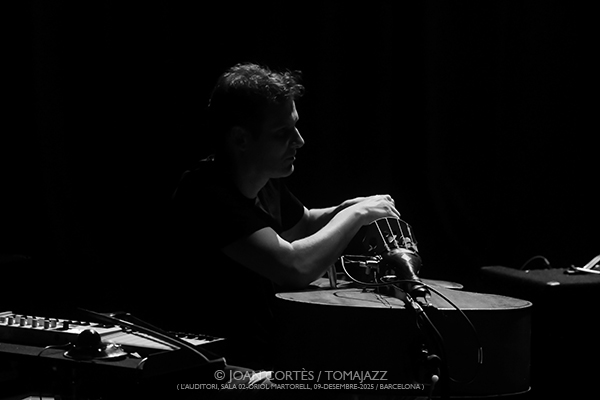 Ben LaMar Gay, Sam Pluta & Pascal Niggenkemper (L’Auditori S2•OM, 2025-12-09 / Barcelona) Por Joan Cortès [INSTANTZZ AKA Galería fotográfica AKA Fotoblog de jazz, impro… y algo más] - Tomajazz - Ben LaMar Gay, Sam Pluta, Pascal Niggenkemper actuaron en L’Auditori de Barcelona, el 9 de diciembre de 2025. Joan Cortès lo retrata en INSTANTZZ