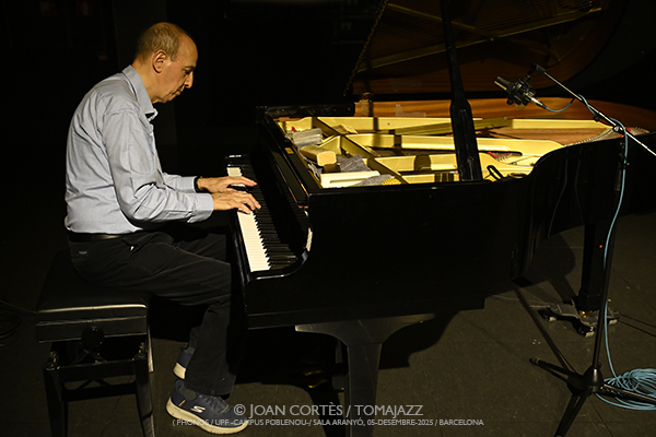 Sam Pluta & Agustí Fernández (Phonos / UPF-Sala Aranyó, 2025-12-05 / Barcelona) Por Joan Cortès [INSTANTZZ AKA Galería fotográfica AKA Fotoblog de jazz, impro… y algo más] - Tomajazz - Sam Pluta & Agustí Fernández acuaron en Phonos, UPF-Sala Aranyó de Barcelona, el 5 de diciembre de 2025. Joan Cortès lo retrata en INSTANTZZ