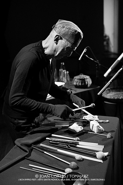 Josep-Maria Balanyà “Altres Intrusions” (Bcn ImproFest / Arts Santa Mònica -Sala Bar-, 2025-12-10 / Barcelona) Por Joan Cortès [INSTANTZZ AKA Galería fotográfica AKA Fotoblog de jazz, impro… y algo más] - Tomajazz - Josep-Maria Balanyà “Altres Intrusions” (Bcn ImproFest / Arts Santa Mònica -Sala Bar-, 2025-12-10 / Barcelona) Por Joan Cortès [INSTANTZZ