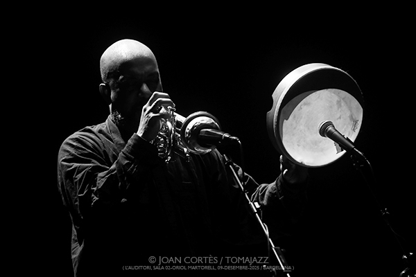 Ben LaMar Gay, Sam Pluta & Pascal Niggenkemper (L’Auditori S2•OM, 2025-12-09 / Barcelona) Por Joan Cortès [INSTANTZZ AKA Galería fotográfica AKA Fotoblog de jazz, impro… y algo más] - Tomajazz - Ben LaMar Gay, Sam Pluta, Pascal Niggenkemper actuaron en L’Auditori de Barcelona, el 9 de diciembre de 2025. Joan Cortès lo retrata en INSTANTZZ