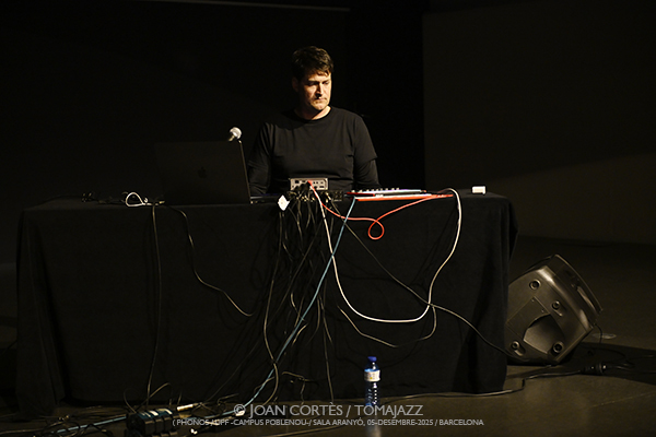 Sam Pluta & Agustí Fernández (Phonos / UPF-Sala Aranyó, 2025-12-05 / Barcelona) Por Joan Cortès [INSTANTZZ AKA Galería fotográfica AKA Fotoblog de jazz, impro… y algo más] - Tomajazz - Sam Pluta & Agustí Fernández acuaron en Phonos, UPF-Sala Aranyó de Barcelona, el 5 de diciembre de 2025. Joan Cortès lo retrata en INSTANTZZ