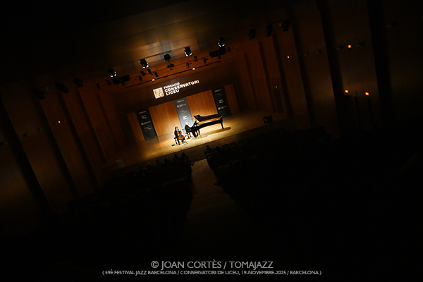 Anja Lechner & François Couturier (59è Festival de Jazz de Barcelona / Conservatori del Liceu, 2025-11-19 / Barcelona) [05] Por Joan Cortès [INSTANTZZ AKA Galería fotográfica AKA Fotoblog de jazz, impro… y algo más] - Tomajazz - Anja Lechner & François Couturier participaron en el 57è Festival de Jazz de Barcelona en el Conservatori del Liceu, el 19 de noviembre de 2025. Joan Cortès lo relata y retrata