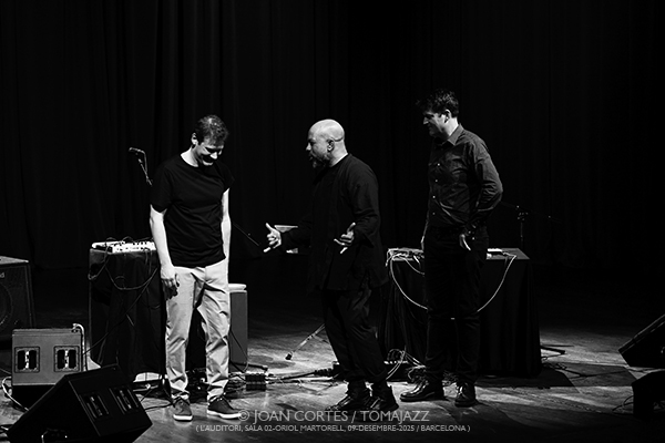 Ben LaMar Gay, Sam Pluta & Pascal Niggenkemper (L’Auditori S2•OM, 2025-12-09 / Barcelona) Por Joan Cortès [INSTANTZZ AKA Galería fotográfica AKA Fotoblog de jazz, impro… y algo más] - Tomajazz - Ben LaMar Gay, Sam Pluta, Pascal Niggenkemper actuaron en L’Auditori de Barcelona, el 9 de diciembre de 2025. Joan Cortès lo retrata en INSTANTZZ