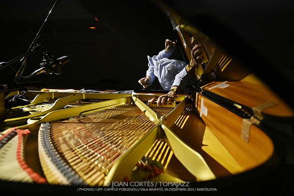 Sam Pluta & Agustí Fernández (Phonos / UPF-Sala Aranyó, 2025-12-05 / Barcelona) Por Joan Cortès [INSTANTZZ AKA Galería fotográfica AKA Fotoblog de jazz, impro… y algo más] - Tomajazz - Sam Pluta & Agustí Fernández acuaron en Phonos, UPF-Sala Aranyó de Barcelona, el 5 de diciembre de 2025. Joan Cortès lo retrata en INSTANTZZ