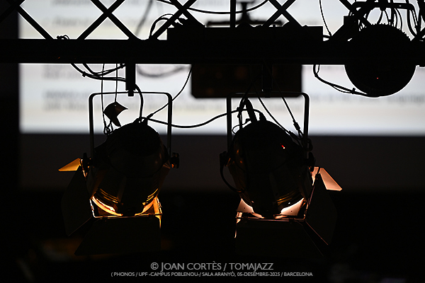 Sam Pluta & Agustí Fernández (Phonos / UPF-Sala Aranyó, 2025-12-05 / Barcelona) Por Joan Cortès [INSTANTZZ AKA Galería fotográfica AKA Fotoblog de jazz, impro… y algo más] - Tomajazz - Sam Pluta & Agustí Fernández acuaron en Phonos, UPF-Sala Aranyó de Barcelona, el 5 de diciembre de 2025. Joan Cortès lo retrata en INSTANTZZ