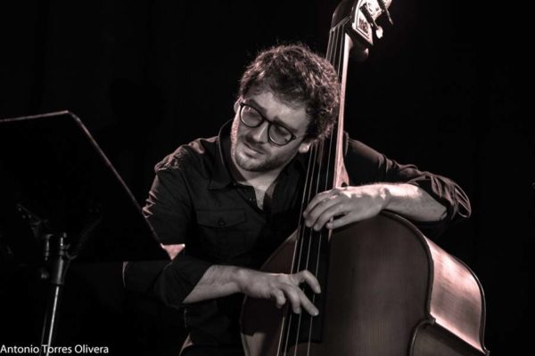 Jazzahara 2025 (Zahara de los Atunes, Cádiz. 31 de octubre al 2 de noviembre de 2025) Textos: Antonio Torres. Fotos: Antonio Torres y Pepe Mateos [Conciertos de Jazz] - Tomajazz - Jazzahara 2025 se celebró en Zahara de los Atunes, Cádiz, del 31 de octubre al 2 de noviembre de 2025. Antonio Torres y Pepe Mateos repasan los conciertos. Participaron Actuaron Triplanetas, Theo Croker Quartet, Anggie Obin Quartet, Juanfe Pérez Quartet, Jéssica Pina Trio