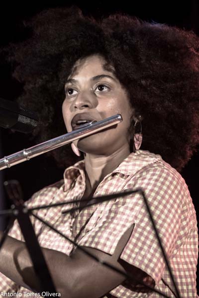 Jazzahara 2025 (Zahara de los Atunes, Cádiz. 31 de octubre al 2 de noviembre de 2025) Textos: Antonio Torres. Fotos: Antonio Torres y Pepe Mateos [Conciertos de Jazz] - Tomajazz - Jazzahara 2025 se celebró en Zahara de los Atunes, Cádiz, del 31 de octubre al 2 de noviembre de 2025. Antonio Torres y Pepe Mateos repasan los conciertos. Participaron Actuaron Triplanetas, Theo Croker Quartet, Anggie Obin Quartet, Juanfe Pérez Quartet, Jéssica Pina Trio