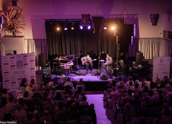 Jazzahara 2025 (Zahara de los Atunes, Cádiz. 31 de octubre al 2 de noviembre de 2025) Textos: Antonio Torres. Fotos: Antonio Torres y Pepe Mateos [Conciertos de Jazz] - Tomajazz - Jazzahara 2025 se celebró en Zahara de los Atunes, Cádiz, del 31 de octubre al 2 de noviembre de 2025. Antonio Torres y Pepe Mateos repasan los conciertos. Participaron Actuaron Triplanetas, Theo Croker Quartet, Anggie Obin Quartet, Juanfe Pérez Quartet, Jéssica Pina Trio