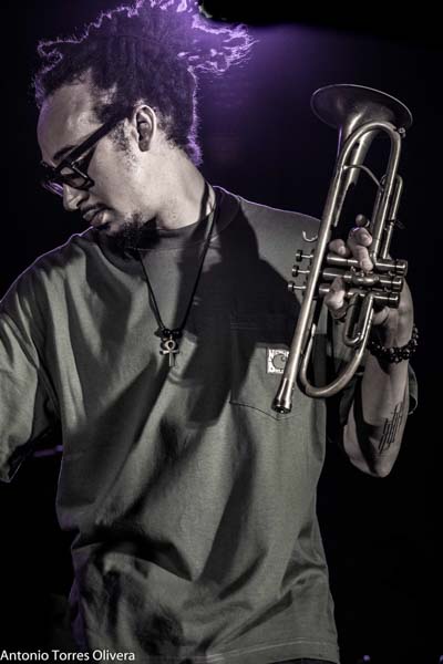 Jazzahara 2025 (Zahara de los Atunes, Cádiz. 31 de octubre al 2 de noviembre de 2025) Textos: Antonio Torres. Fotos: Antonio Torres y Pepe Mateos [Conciertos de Jazz] - Tomajazz - Jazzahara 2025 se celebró en Zahara de los Atunes, Cádiz, del 31 de octubre al 2 de noviembre de 2025. Antonio Torres y Pepe Mateos repasan los conciertos. Participaron Actuaron Triplanetas, Theo Croker Quartet, Anggie Obin Quartet, Juanfe Pérez Quartet, Jéssica Pina Trio