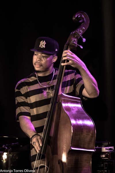 Jazzahara 2025 (Zahara de los Atunes, Cádiz. 31 de octubre al 2 de noviembre de 2025) Textos: Antonio Torres. Fotos: Antonio Torres y Pepe Mateos [Conciertos de Jazz] - Tomajazz - Jazzahara 2025 se celebró en Zahara de los Atunes, Cádiz, del 31 de octubre al 2 de noviembre de 2025. Antonio Torres y Pepe Mateos repasan los conciertos. Participaron Actuaron Triplanetas, Theo Croker Quartet, Anggie Obin Quartet, Juanfe Pérez Quartet, Jéssica Pina Trio