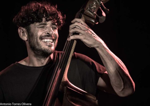 Jazzahara 2025 (Zahara de los Atunes, Cádiz. 31 de octubre al 2 de noviembre de 2025) Textos: Antonio Torres. Fotos: Antonio Torres y Pepe Mateos [Conciertos de Jazz] - Tomajazz - Jazzahara 2025 se celebró en Zahara de los Atunes, Cádiz, del 31 de octubre al 2 de noviembre de 2025. Antonio Torres y Pepe Mateos repasan los conciertos. Participaron Actuaron Triplanetas, Theo Croker Quartet, Anggie Obin Quartet, Juanfe Pérez Quartet, Jéssica Pina Trio